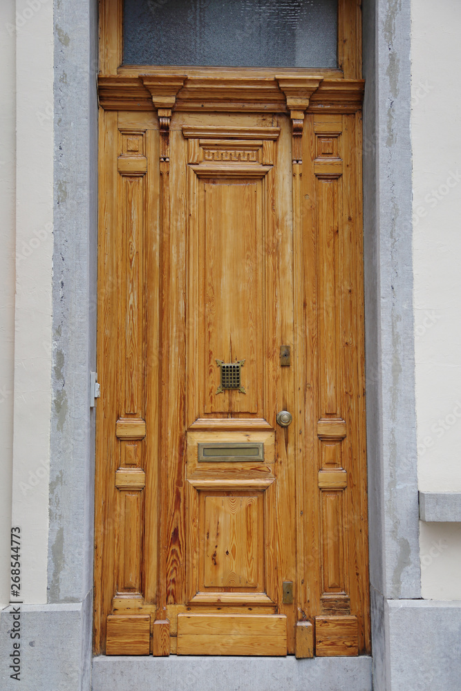 porte d'entrée maison ancienne Stock Photo | Adobe Stock