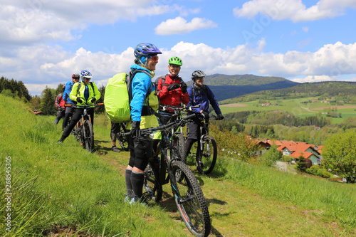 Gruppe von Mountainbikern im Bayerischen Wald