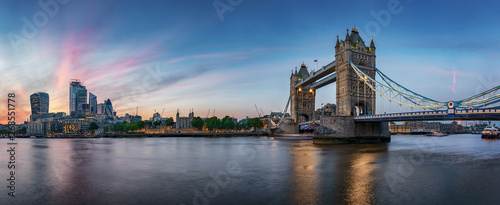 Panorama der Skyline von London am Abend: von der Tower Brücke bis zum Finanzbezirk City