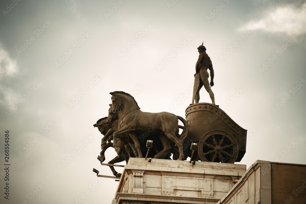 Obraz premium Madrid rooftop statue