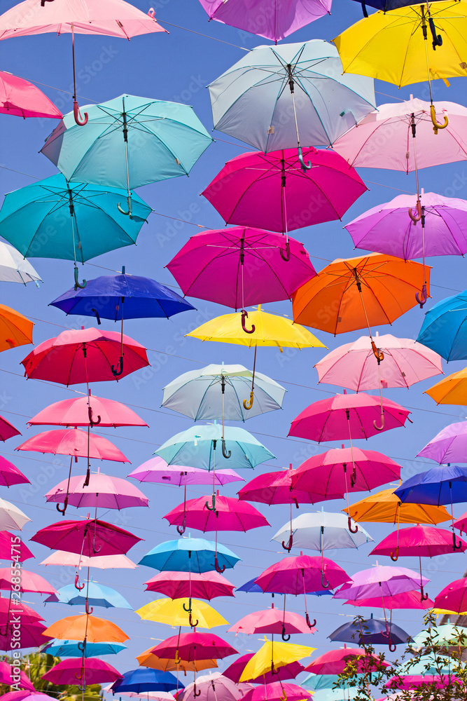 viele fliegende, bunte Regenschirme