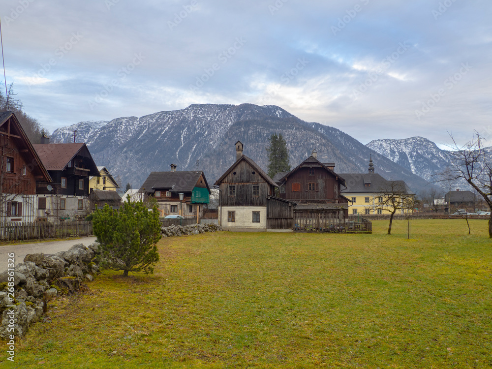 Casitas típicas del pueblo de Hallstatt, uno de los pueblos más bonitos de Austria en invierno de 2018