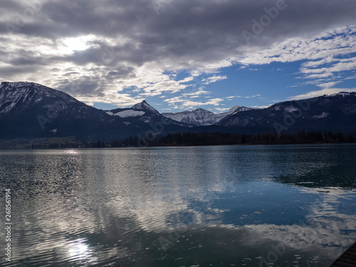 Vistas del lago Wolfgangsee con las monta  as nevadas y las nubes reflejadas   en invierno de 2018