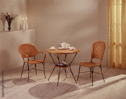 Ambiente con tavolino e sedie in vimini