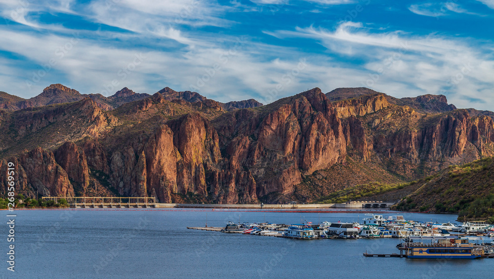 Naklejka premium Saguaro Lake in the Arizona Desert