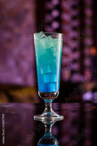 Billede på lærred Head Fucker Cocktail on the Bar Counter