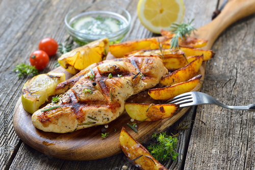 Gegrilltes zartes Hähnchenbrustfilet mit Zitronen-Dip und Rosmarin-Kartoffelspalten – Grilled chicken breast fillet with lemon dipping sauce and rosemary potato wedges