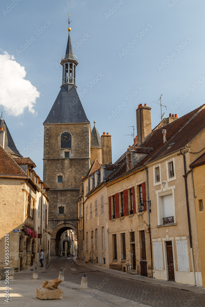 Obraz premium AVALLON / FRANCE - JULY 2015: Street of the historic town Avallon, France