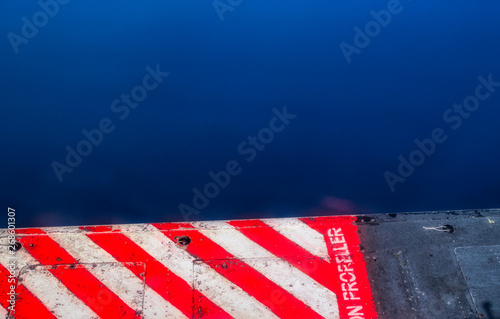 Dieses einzigartige Bild zeigt die Malediven, die von einem Flugzeug von oben fotografiert werden. Sie können die Atolle im Meer gut sehen. photo