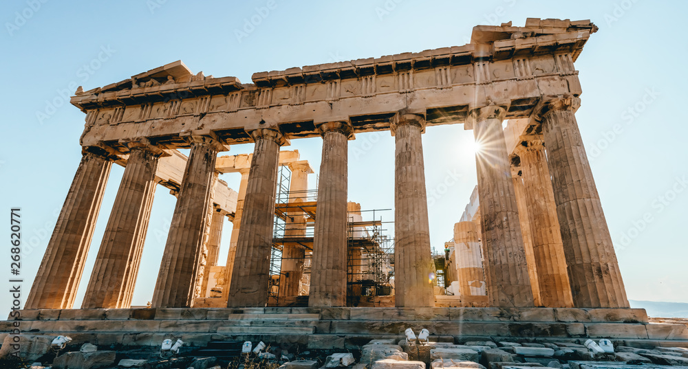 Obraz premium Sunbeams shine trough the Parthenon on Acropolis, Athens, Greece