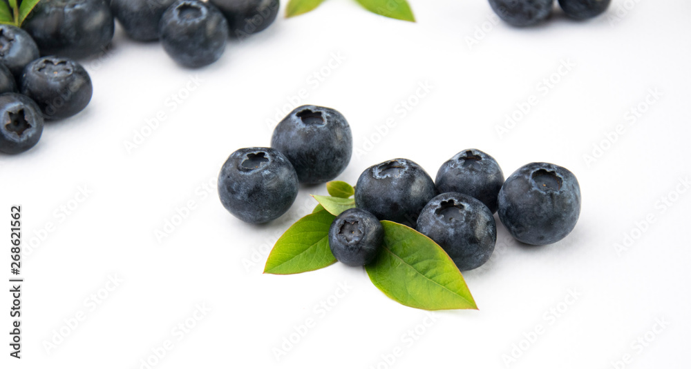 Owoce borówki z liśćmi blueberry Owoce borówki z liśćmi blueberry