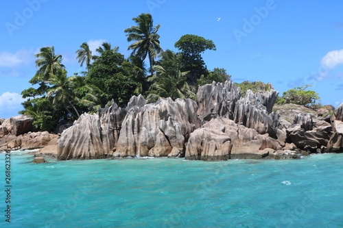 Die kleine Insel St. Pierre mit Palmen und den für die Seychellen typischen Granitfelsen. Seychellen