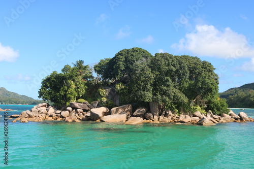 Die kleine Insel St. Pierre mit Palmen und den für die Seychellen typischen Granitfelsen. Seychellen © Marcel