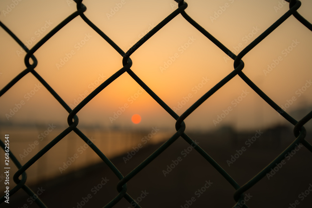 フェンスの向こうの夕暮れ風景 フェンスの向こうの夕暮れ風景