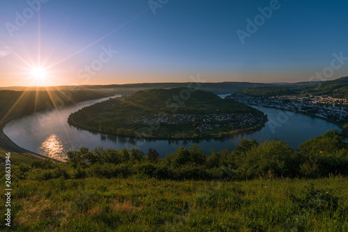 Rheinschleife im Sonnenaufgang