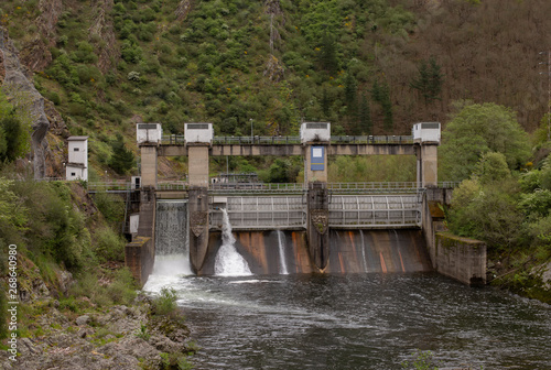 Dam on a reservoir © paula sierra