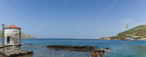 Panoramique du moulin de Leros Mylos en Grece photo