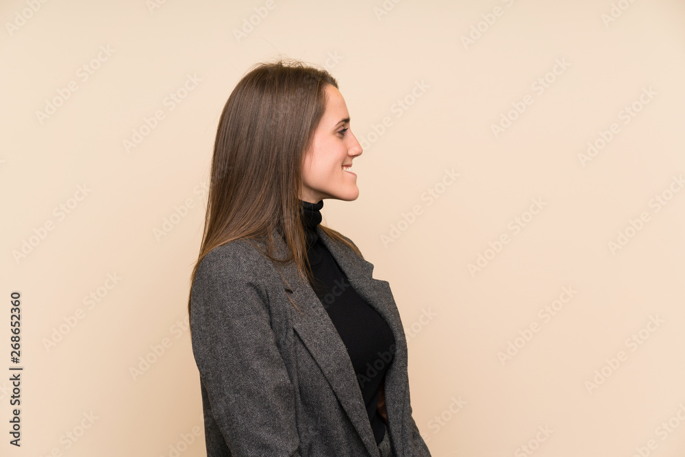 Obraz premium Young woman over isolated wall standing and looking to the side