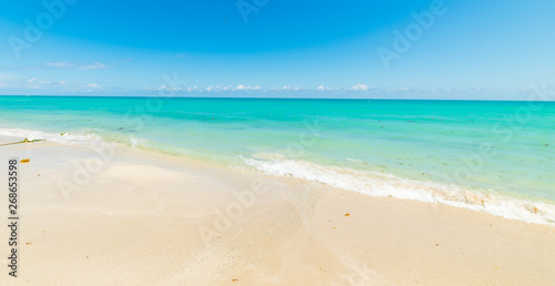 Fototapeta Naklejka Na Ścianę i Meble -  Turquoise water and white sand in Miami Beach
