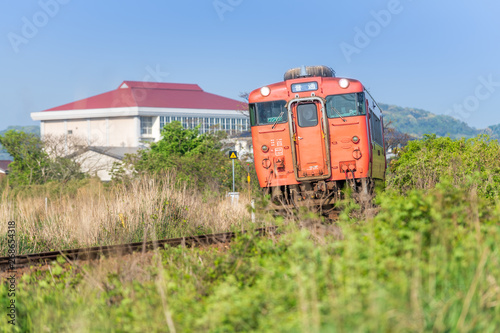 田園風景を走る山陰本線の列車