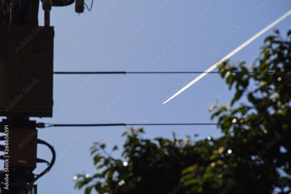 A contrail and blue sky / 飛行機雲と青い空