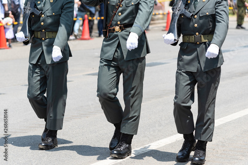 行進する陸上自衛隊の自衛官