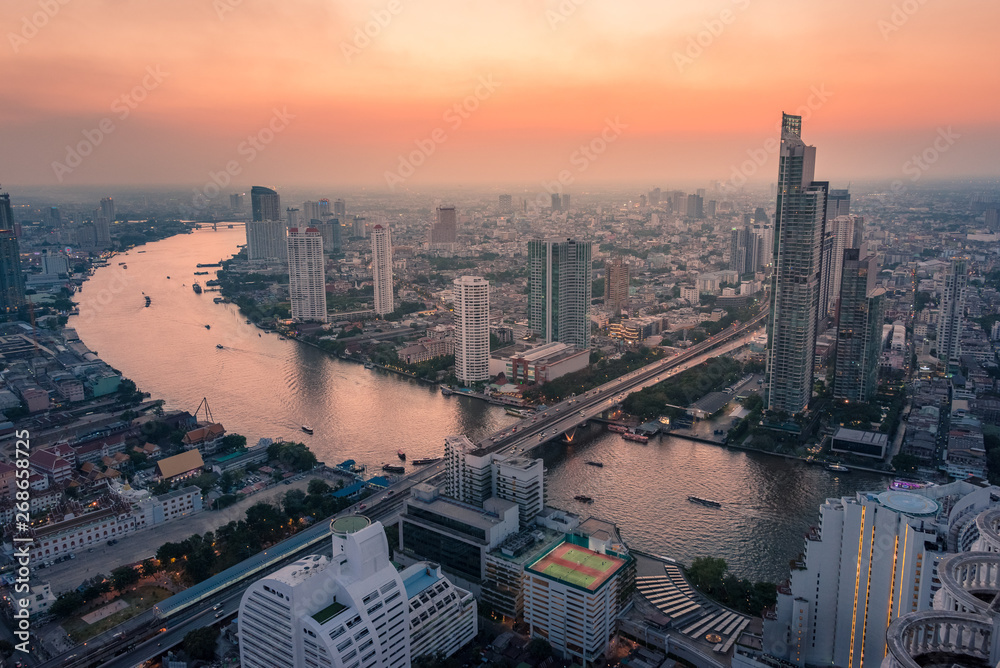 Fototapeta premium Bangkok gród o zachodzie słońca. Rozległa zabudowa miejska z wieżowcami i hotelami