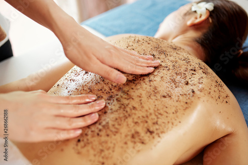 Foto Woman applying apricot kernel scrub