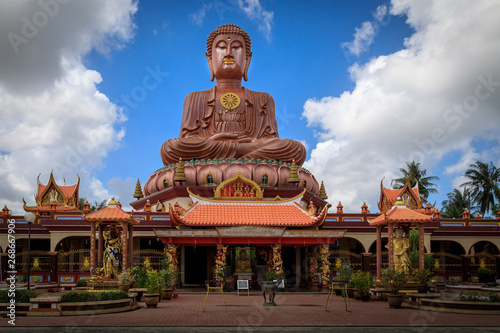 Sitzende Buddhastatue mit Tempel Wat Machimmaram, Malaysia photo