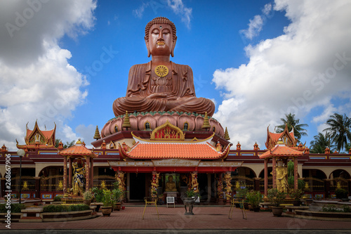 Sitzende Buddhastatue mit Tempel Wat Machimmaram, Malaysia