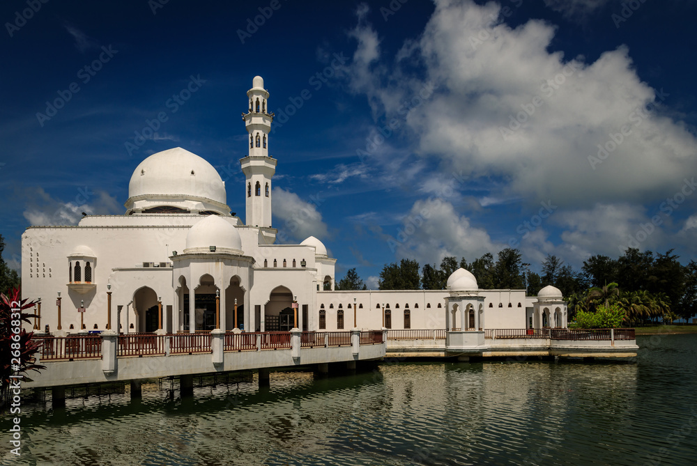 Naklejka premium Schwimmende Tengku Tengah Zaharah Moschee in Kuala Terengganu, Malaysia