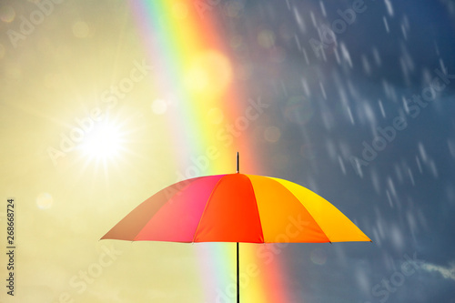 Regenbogen mit Schirm