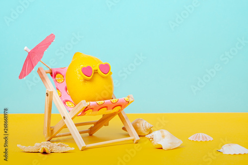 Quadro em tela Lemon in sunglasses in the sunbed with umbrela