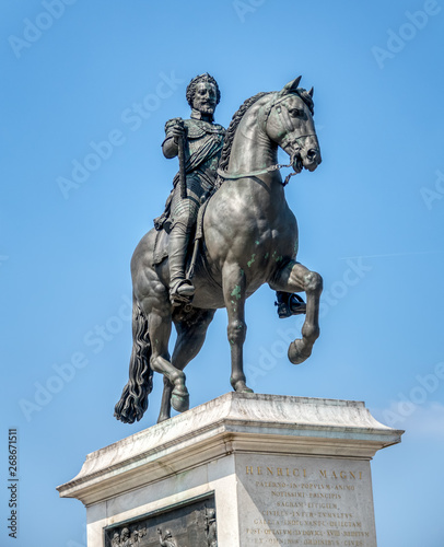 Equestrian statue of Henry IV by Pont Neuf - Paris, France © UlyssePixel