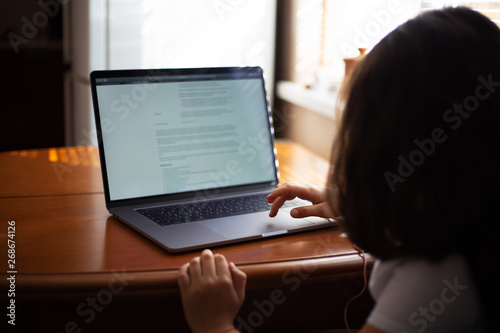 Foto Close-up of children finger using laptop touchpad