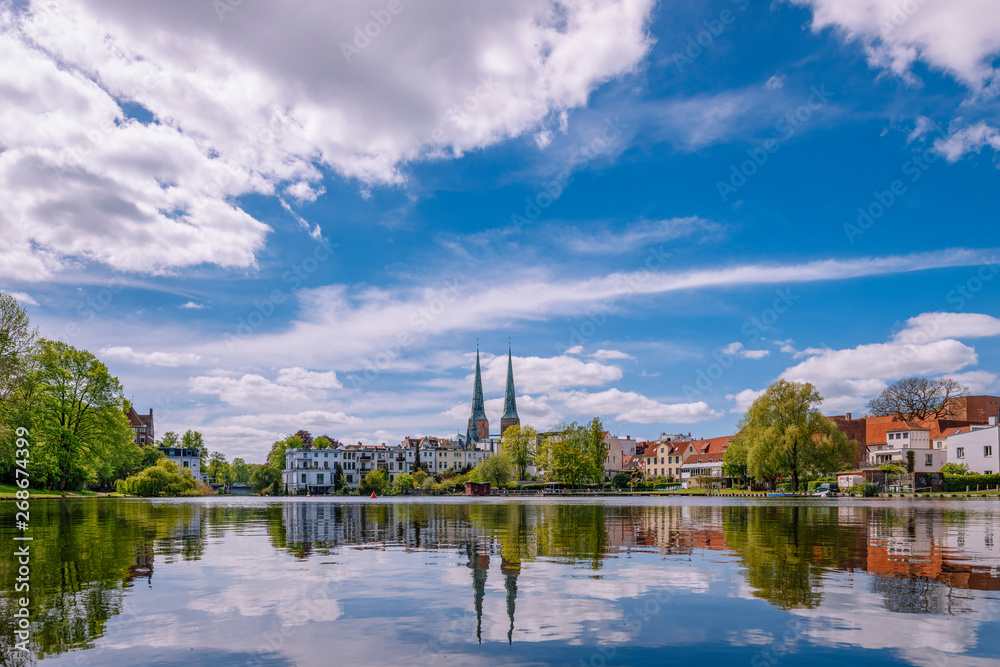 Krähenteich im Sommer in Lübeck mit Blick auf den Dom
