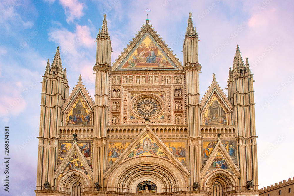 Panoramic view of Cathedral of Orvieto (Duomo di Orvieto), Umbria, Italy - Immagine Panoramic view of Cathedral of Orvieto (Duomo di Orvieto), Umbria, Italy - Immagine