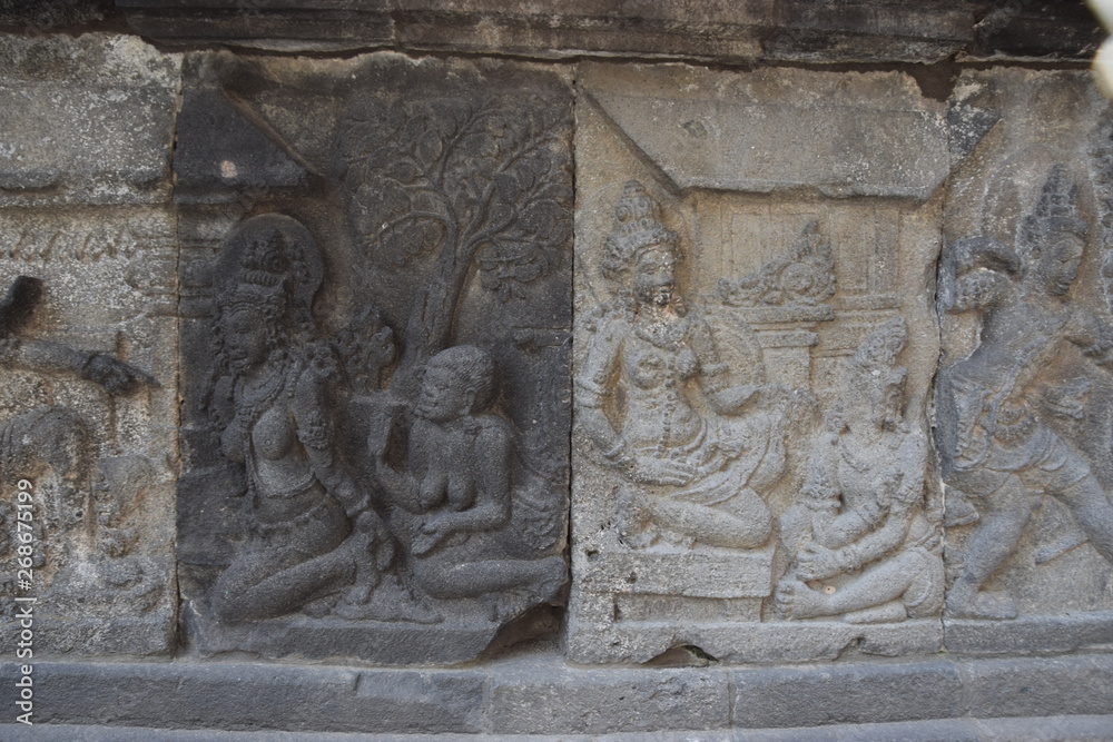 Reliefs am fast 1200 Jahre alten Prambanan Tempel auf Java