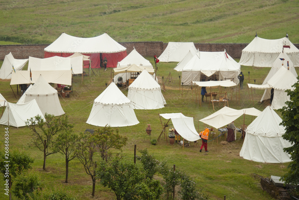 accampamento medioevale militare con tende e arrmi Photos | Adobe Stock