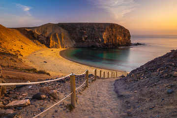 Fototapete Abstieg zum Strand Sandiger Abstieg zum Papagayo Strand Lanzarote  © Mike Mareen