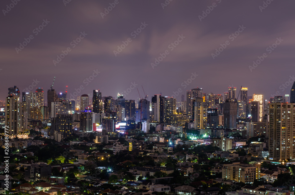 Fototapeta premium Nocna panorama Bangkoku w Tajlandii