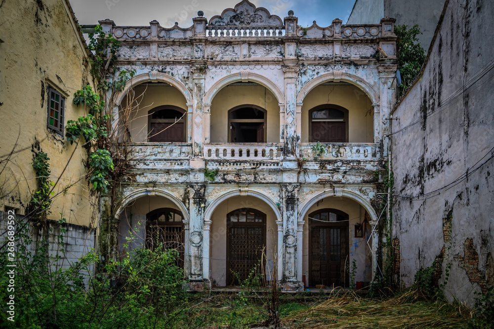 Fototapeta premium Malakka , altes verfallenes Stadthaus im Chinesenviertel, Malaysia