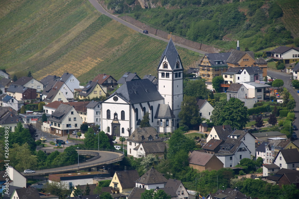 Blick auf die Kirche von Leutesdorf am Rhein 