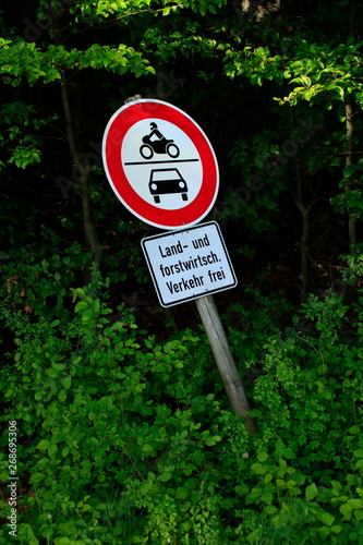 Verkehrszeichen Verbot der Einfahrt an einem Feldweg in Schräglage