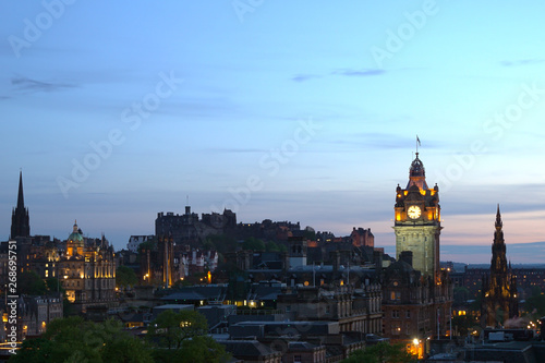 Edinburgh von Calton Hill gesehen in der Abendd  mmerung 