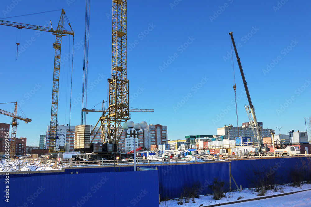 Obraz premium Stages of construction of a multi-storey building. The pouring of concrete and erection of panels floors. Details and close-up.