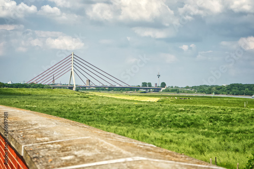 Rheinbrücke mit Feldern