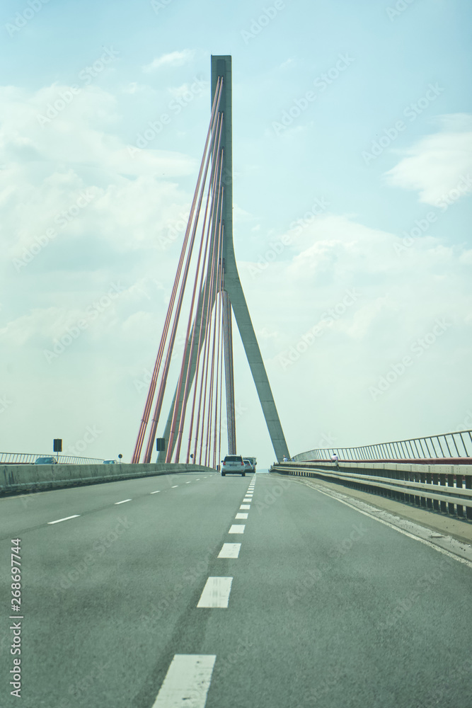 Fototapeta premium Rheinbrücke von der Strasse aus