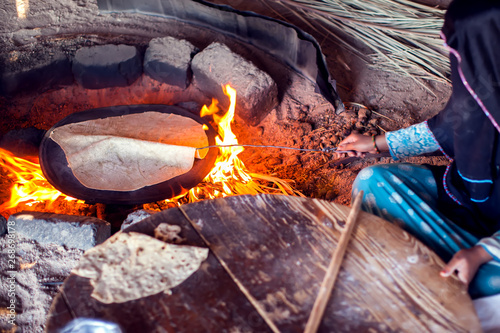 Valokuva Arab woman makes bread in the beduin village in Egypt