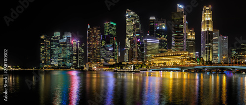 Singapur bei bei Nacht Skyline  Panorama